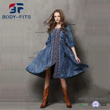 Frauen bestickte Jeanskleider